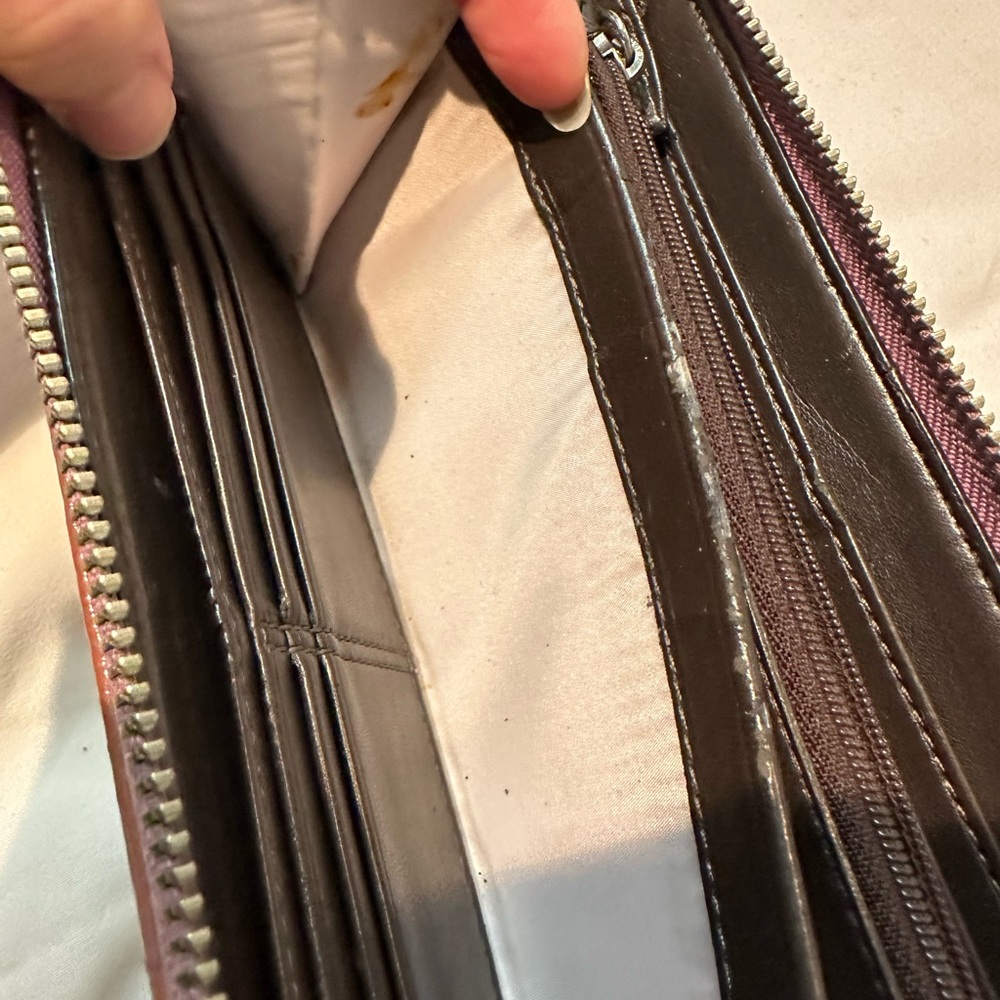 Authentic  Signature Coach Wallet - Picture 13 of 13
